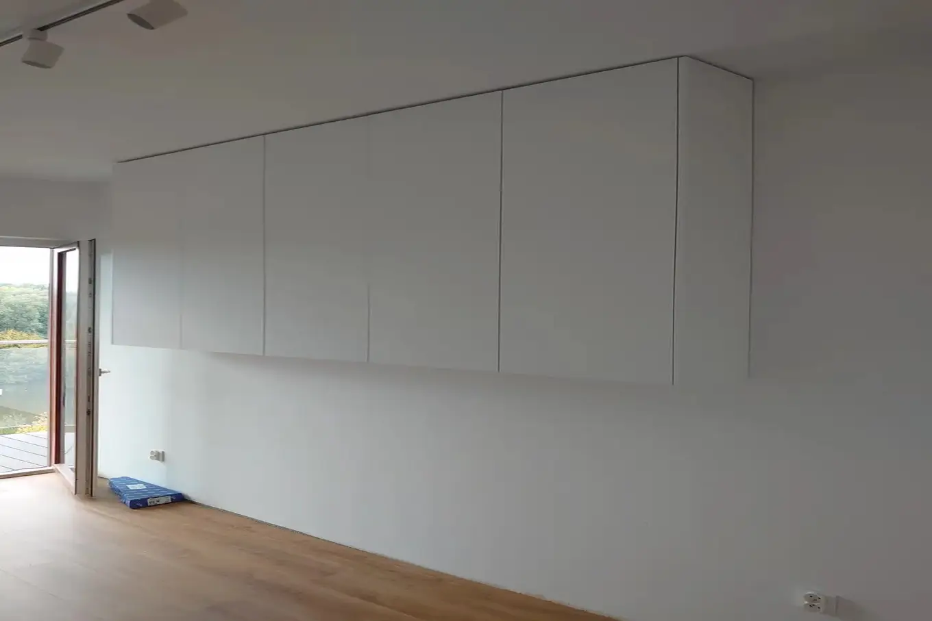 białe szafki na ścianie